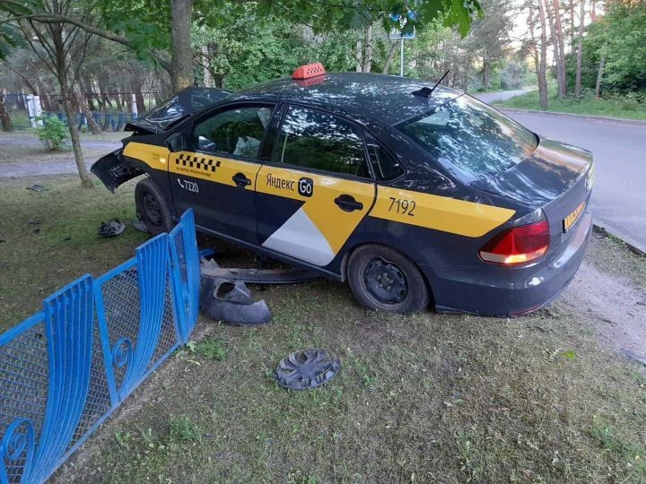 В Бресте водитель такси врезался в забор