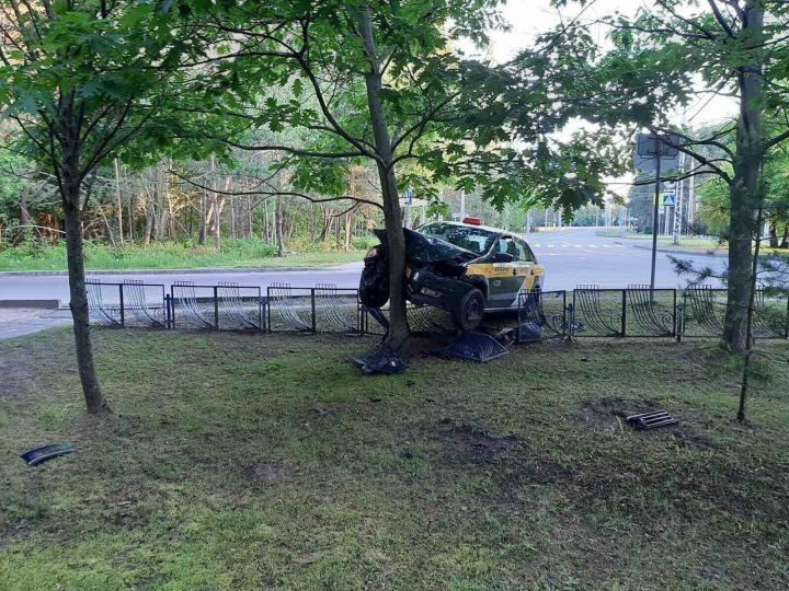 В Бресте водитель такси врезался в забор