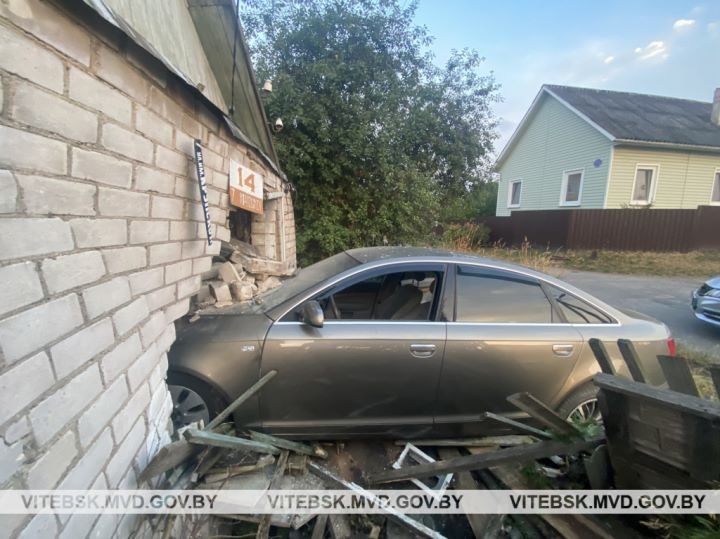 В Витебске пьяный водитель въехал в жилой дом