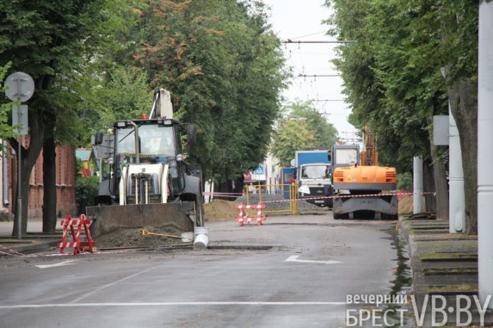 Фотофакт. В Бресте Комсомольскую закрыли для транспорта на участке от Мицкевича до Пушкинской