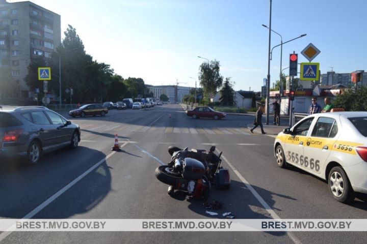 ГАИ рассказала подробности вчерашнего ДТП в Бресте, в котором мотоциклист столкнулся с автомобилем
