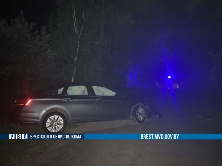 В Дрогичинском районе «Фольксваген» врезался в дерево