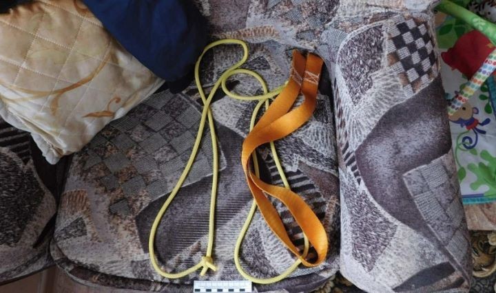 В Могилевской области отчим ставил трехлетнюю девочку на гречку, связывал руки стяжками и бил за плохое поведение