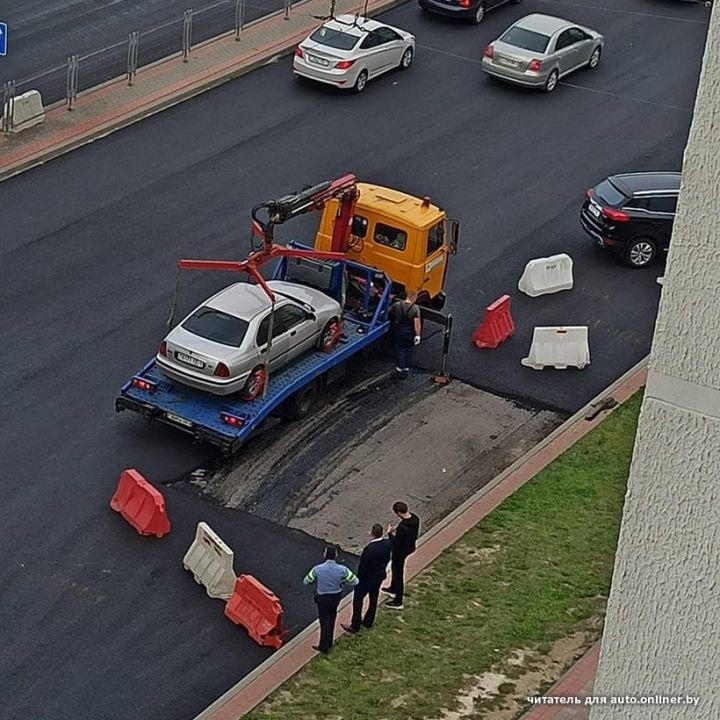 В Минске припаркованная машина помешала нормально поменять асфальт. Продолжение