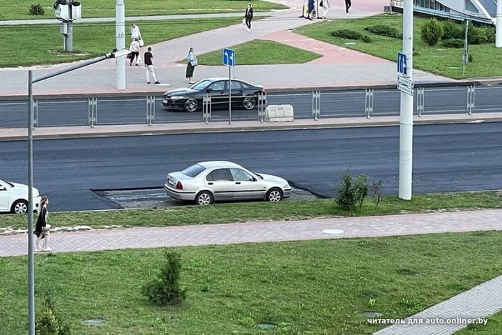 Пазл не сложился: припаркованная машина помешала нормально поменять асфальт