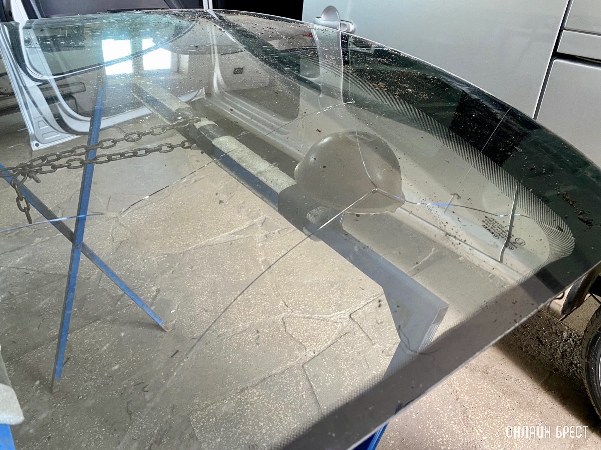 О причинах образования коррозии на лобовом стекле автомобиля рассказал директор сервиса по замене автостекол «Протон» в Бресте