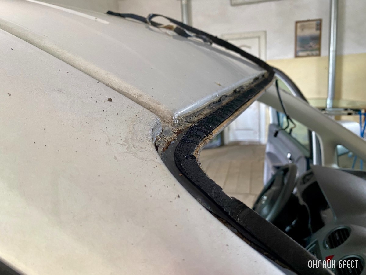 О причинах образования коррозии на лобовом стекле автомобиля рассказал директор сервиса по замене автостекол «Протон» в Бресте