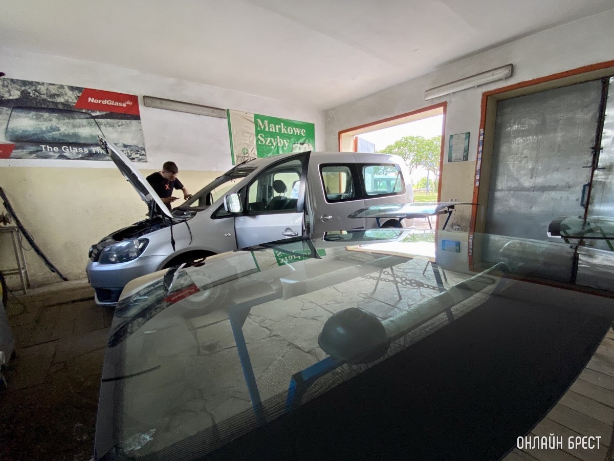 О причинах образования коррозии на лобовом стекле автомобиля рассказал директор сервиса по замене автостекол «Протон» в Бресте