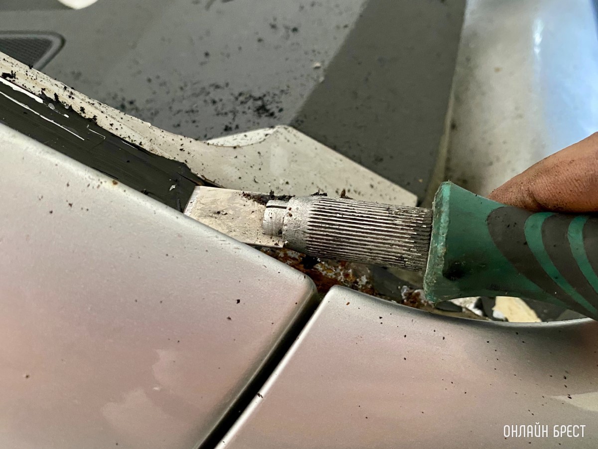 О причинах образования коррозии на лобовом стекле автомобиля рассказал директор сервиса по замене автостекол «Протон» в Бресте