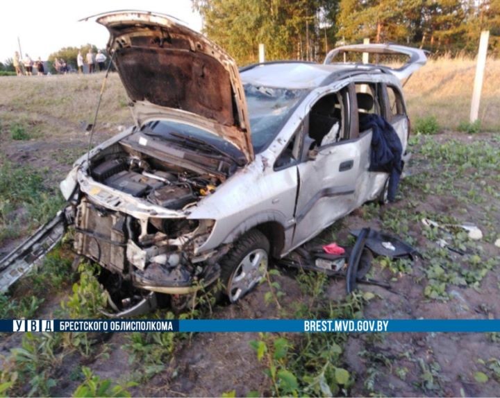 На Брестчине водитель легковушки не рассчитал со скоростью и угодил у кювет