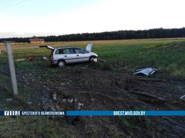 На Брестчине водитель легковушки не рассчитал со скоростью и угодил у кювет