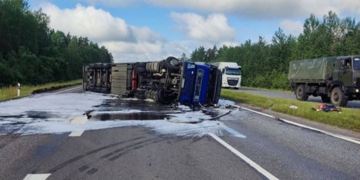 Из-за наезда на яму на M1 опрокинулась фура