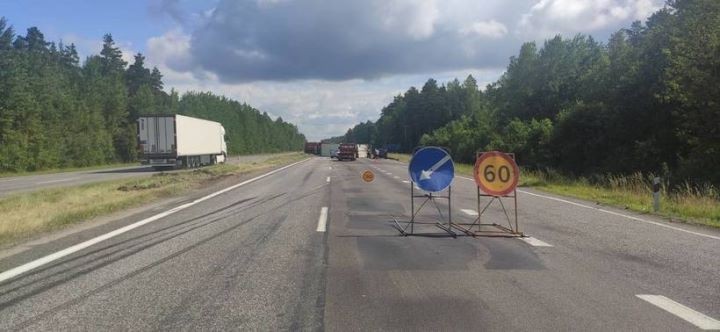 Из-за наезда на яму на M1 опрокинулась фура