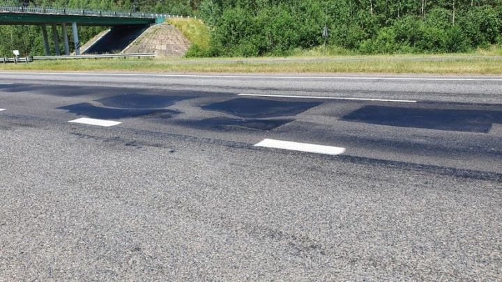 Из-за наезда на яму на M1 опрокинулась фура