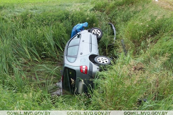 Водитель нарушила правила обгона – Renault с двумя детьми опрокинулся в канал