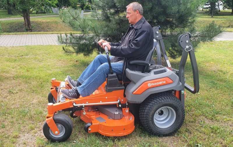 В Бресте для работников парка закупили новую технику для скашивания газонов и уборки территории