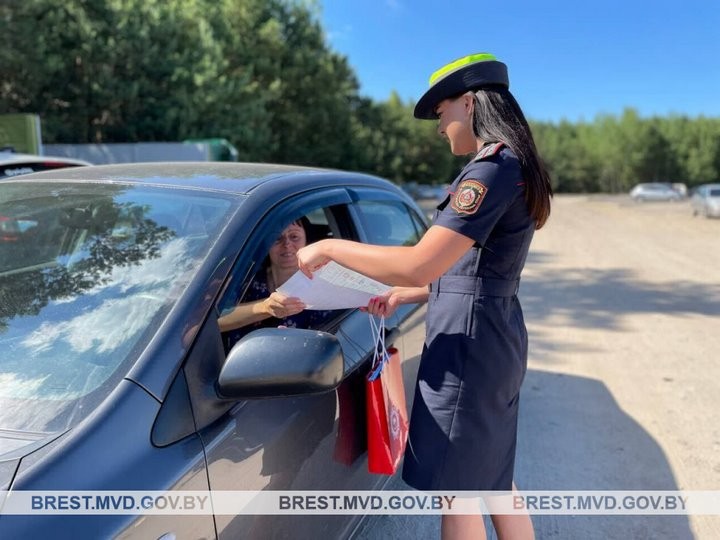 В Бресте сотрудницы ГАИ раздавали мороженое