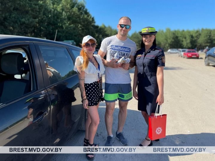 В Бресте сотрудницы ГАИ раздавали мороженое
