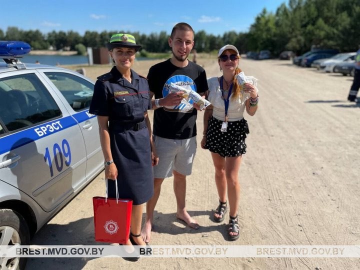 В Бресте сотрудницы ГАИ раздавали мороженое