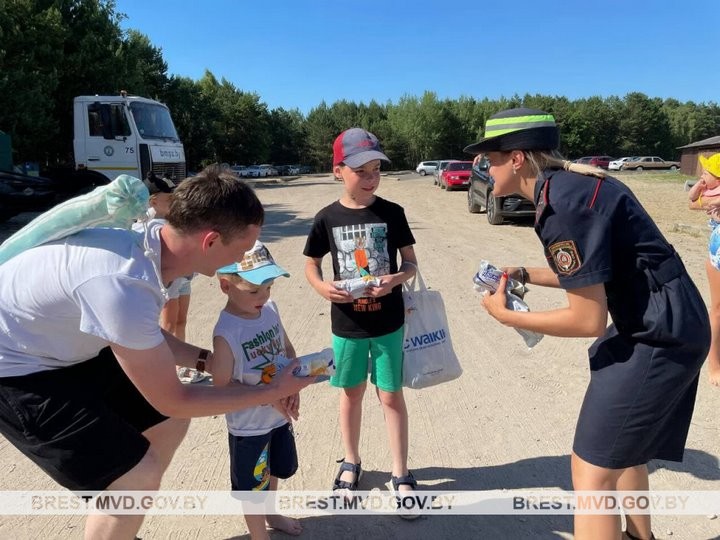 В Бресте сотрудницы ГАИ раздавали мороженое