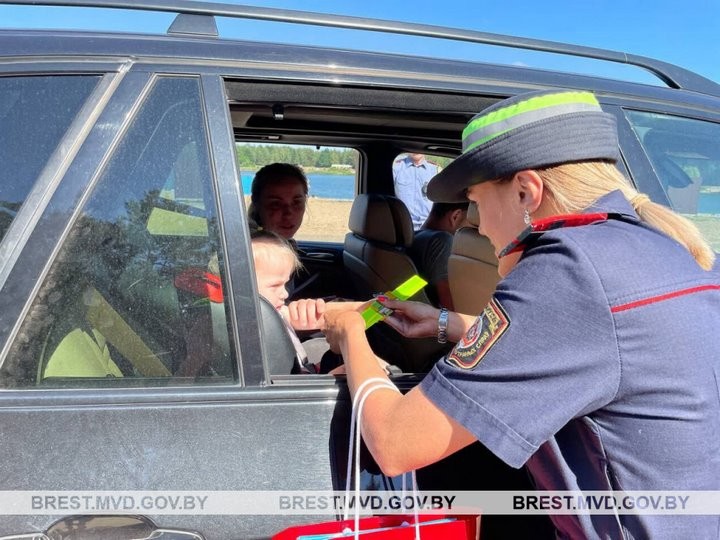В Бресте сотрудницы ГАИ раздавали мороженое