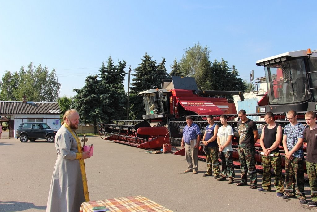По сложившейся традиции с молитвой ко Господу начинаются уборочные работы в ОАО «Остромечево» Брестского района