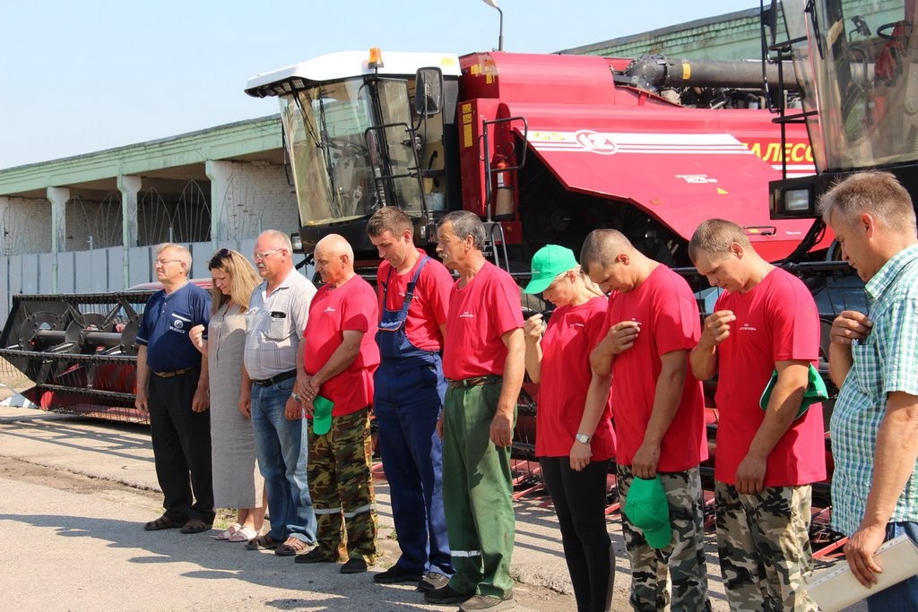 По сложившейся традиции с молитвой ко Господу начинаются уборочные работы в ОАО «Остромечево» Брестского района