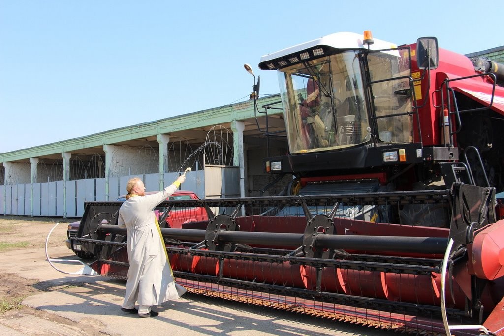 По сложившейся традиции с молитвой ко Господу начинаются уборочные работы в ОАО «Остромечево» Брестского района