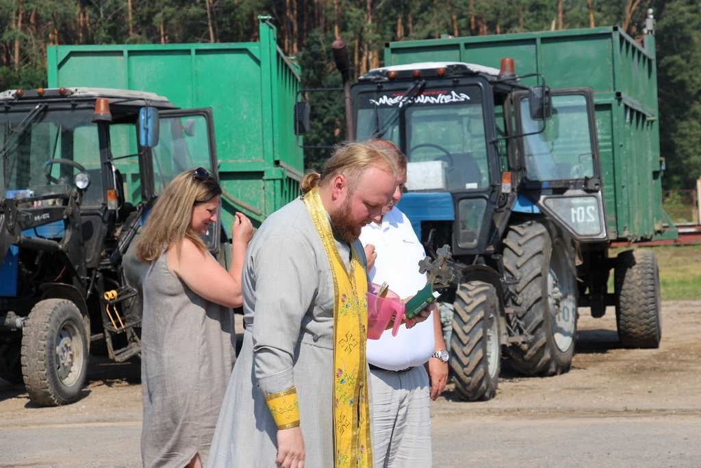 По сложившейся традиции с молитвой ко Господу начинаются уборочные работы в ОАО «Остромечево» Брестского района