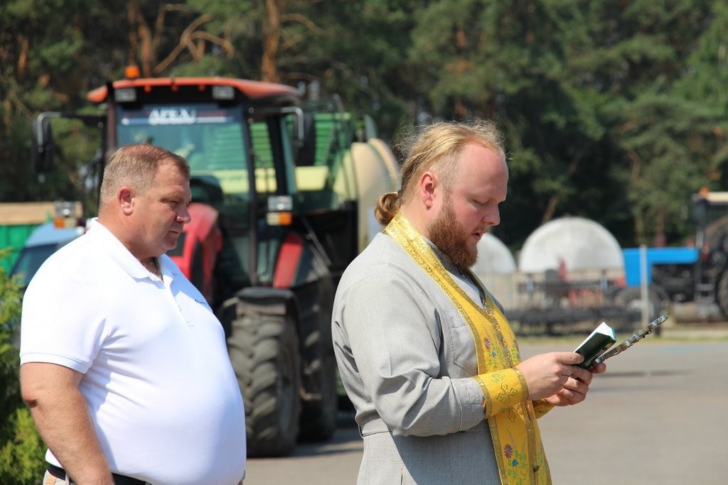 По сложившейся традиции с молитвой ко Господу начинаются уборочные работы в ОАО «Остромечево» Брестского района