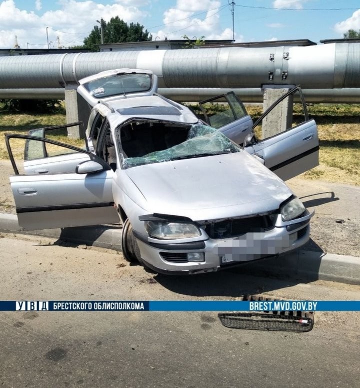 В Пинске пьяный водитель разбил машину