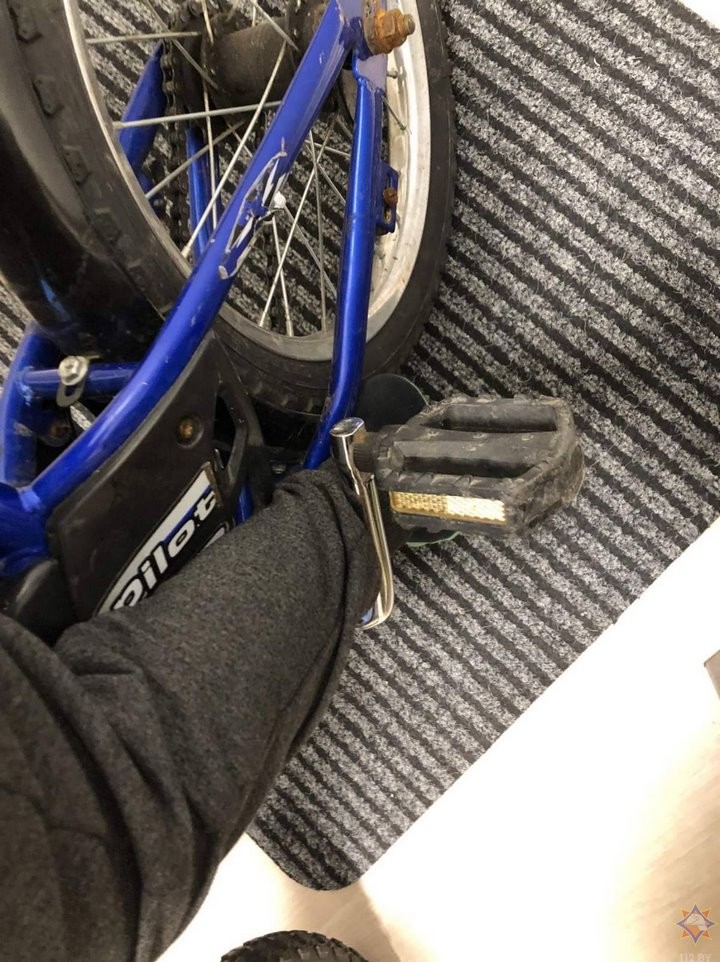 Спасатели освободили ребенка, ногу которого зажало в раме велосипеда