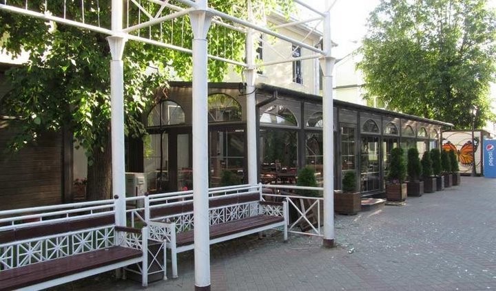 В Барановичах пьяный мужчина разгромил кафе. Смотрите видео