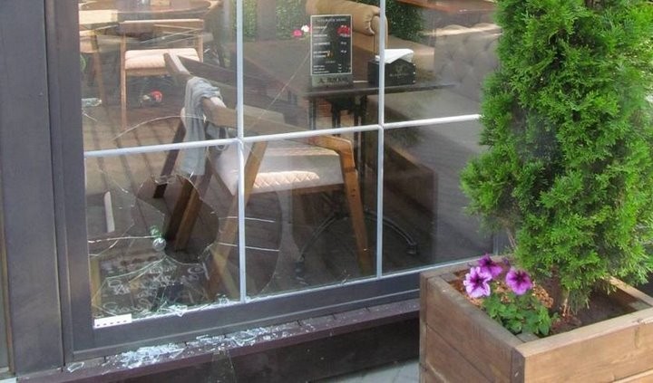 В Барановичах пьяный мужчина разгромил кафе. Смотрите видео