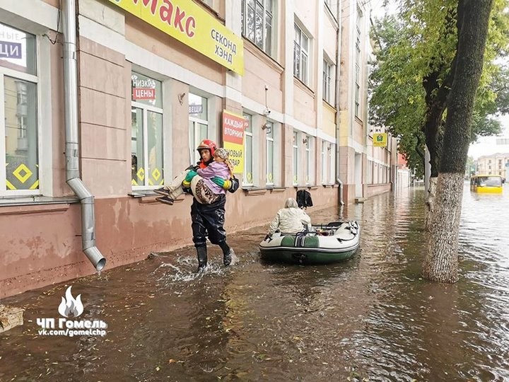 Сильный дождь затопил Гомель. Людей из воды доставали спасатели на лодках