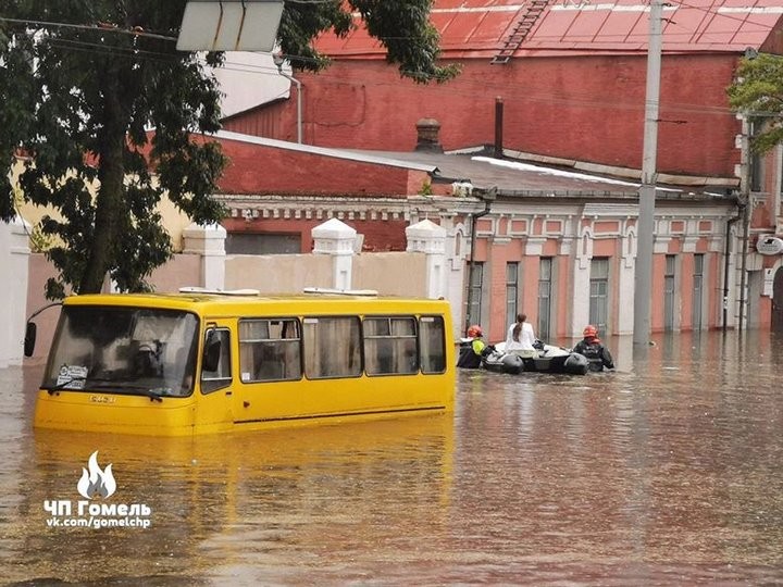 Сильный дождь затопил Гомель. Людей из воды доставали спасатели на лодках