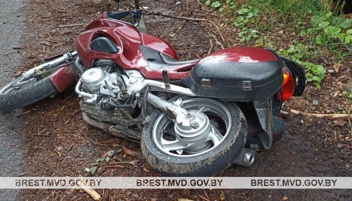 В Пружанском районе в аварии пострадали водитель и пассажирка мотоцикла