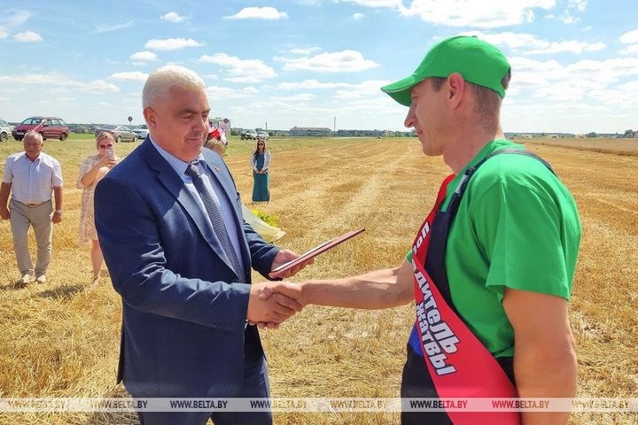 Первого тысячника определили на жатве в Брестской области
