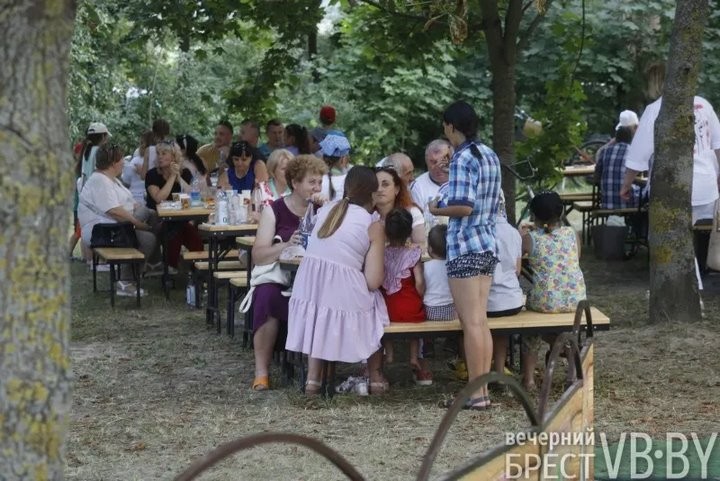 Агрогородок Вистычи вчера стал центром притяжения жителей Брестского района