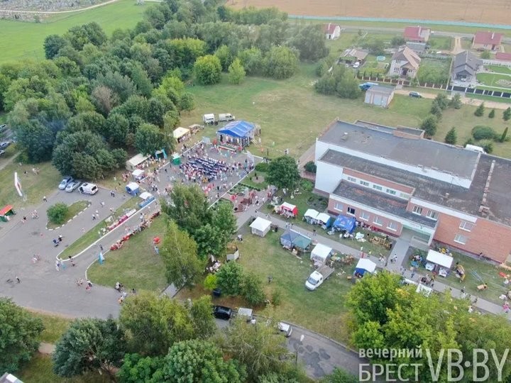 Агрогородок Вистычи вчера стал центром притяжения жителей Брестского района