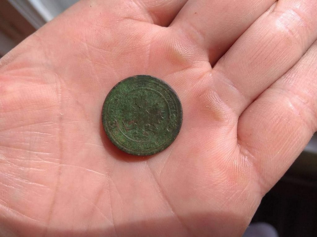 Белорусам предлагают купить свежевыкопанные старинные монеты. Что с ними не так?