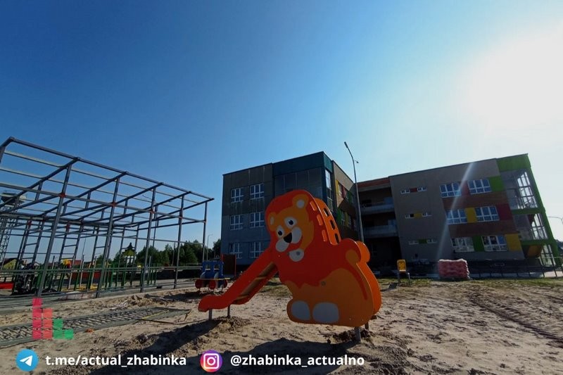 В Жабинке в новом детском саду устанавливают игровые площадки
