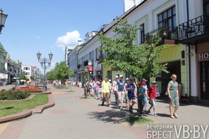 От кибершколы до палаточного лагеря. Узнавали, чем занимают детей в школьных летних лагерях Бреста