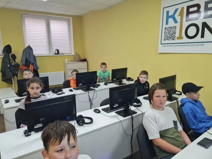 От кибершколы до палаточного лагеря. Узнавали, чем занимают детей в школьных летних лагерях Бреста