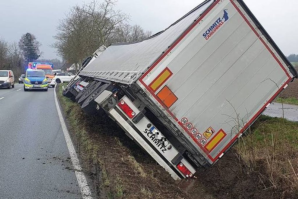 В Германии белорус на фуре съехал с дороги и врезался в дерево