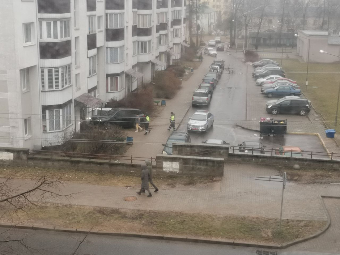 В Минске BMW въехал в подъезд многоэтажки