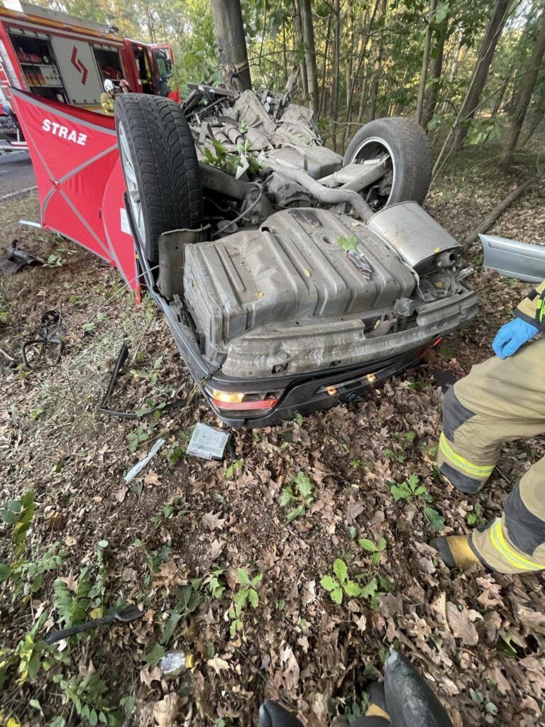 Белорус на BMW влетел в дерево и погиб в Польше
