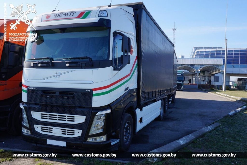 В Беларусь везли два тягача Volvo за $18 тысяч. Брестские таможенники такой цене не поверила