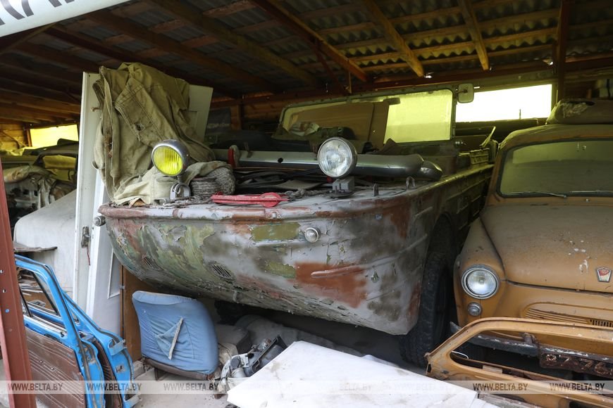 «Мерседес», «воронок», машина-амфибия. Белорус 40 лет реставрирует ретротехнику