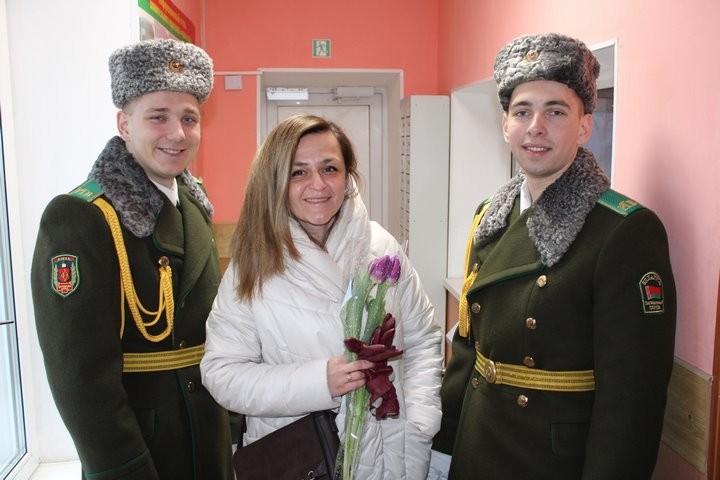 Пинские пограничники поздравили женщин с 8 Марта